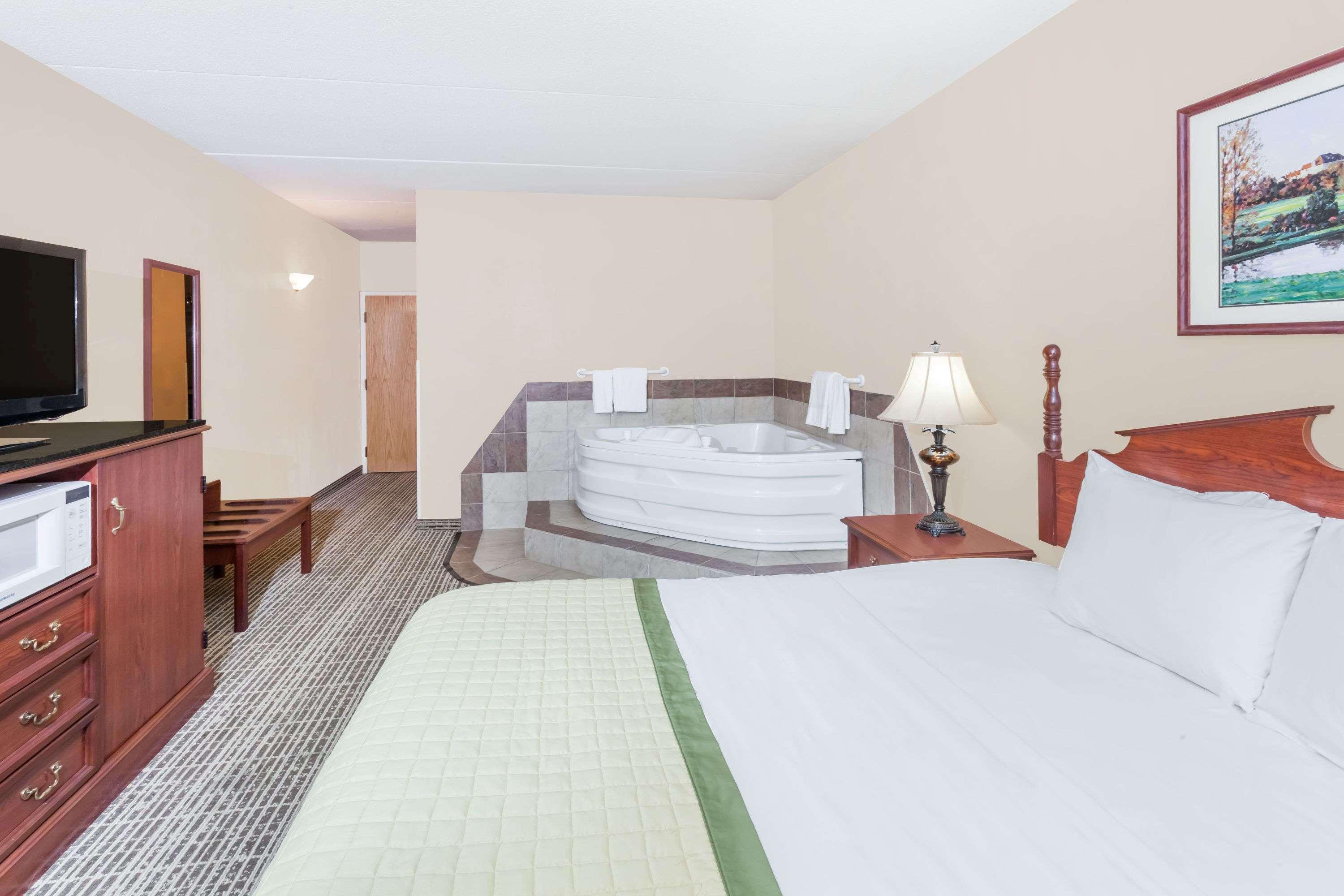 Hotel Baymont By Wyndham Elkhart Esterno foto